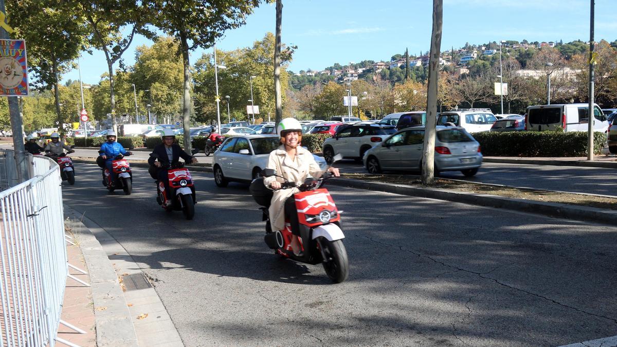 L'alcaldessa de Girona, Marta Madrenas, circulant amb una de les motos elèctriques compartides pel vial de la Devesa aquest 27 d'octubre del 2021 (Horitzontal)