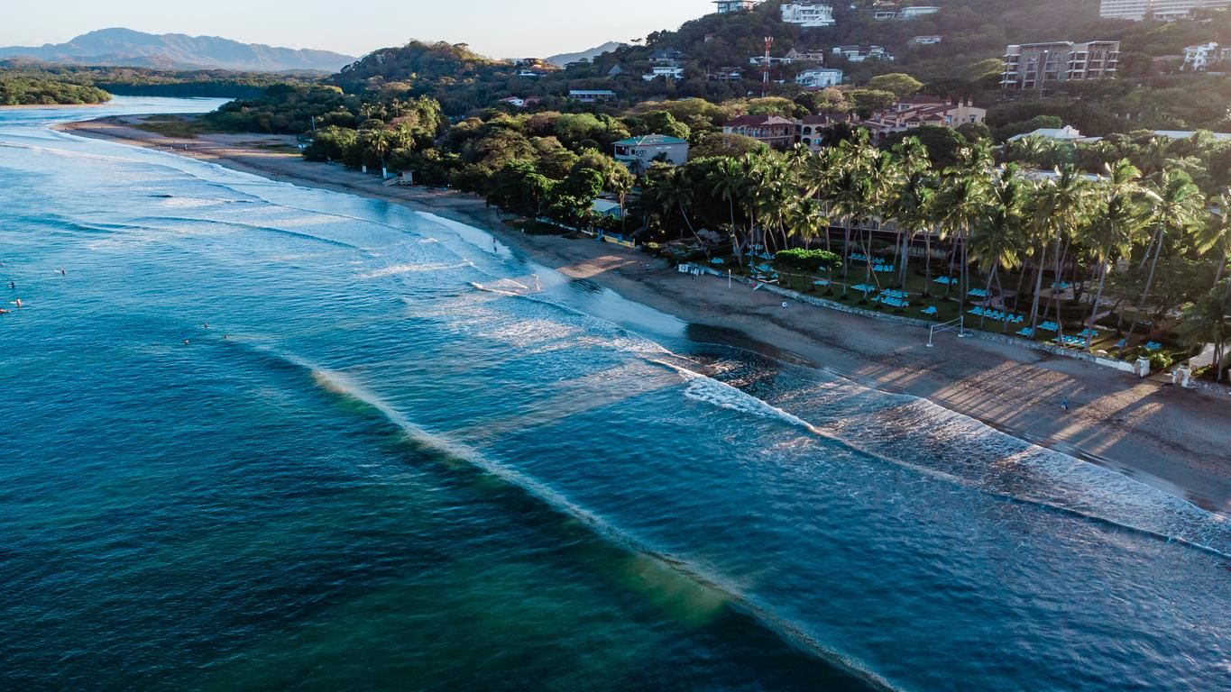 Foto del amanecer en playa Tamarindo, Costa Rica