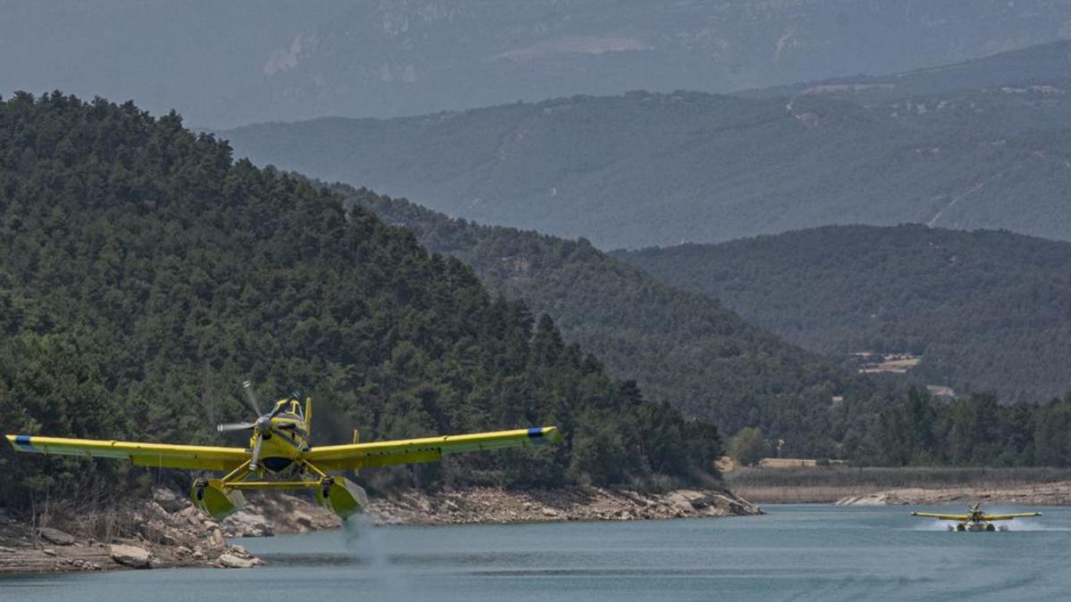 Dos hidroavions carregant ahir a Sant Ponç | OSCAR BAYONA