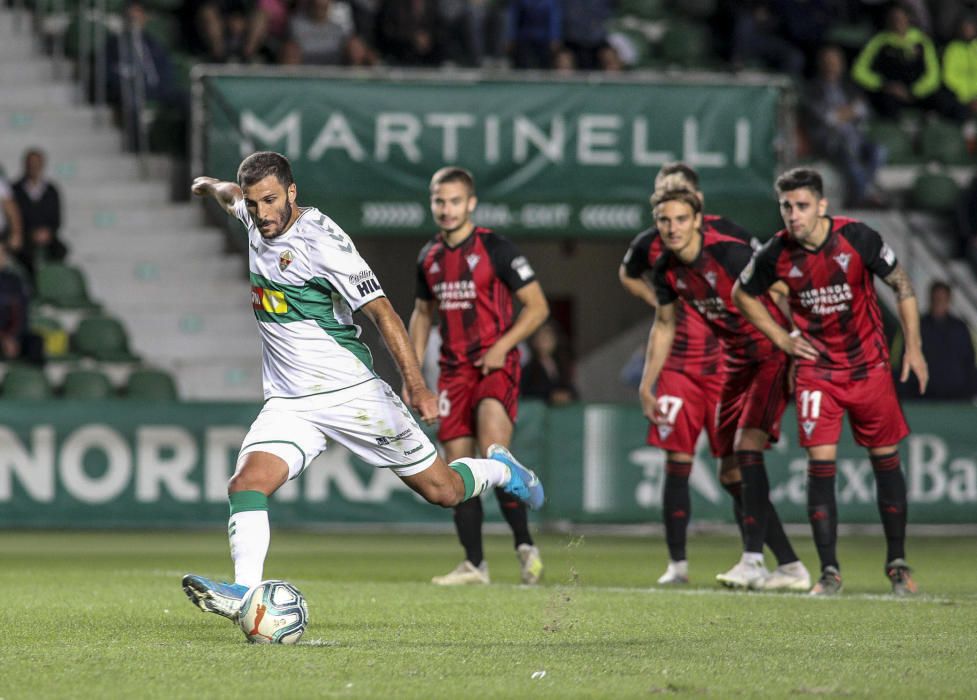 El Elche rompe el maleficio, vuelve a ganar en el Martínez Valero y recupera el olfato realizador en un partido más efectivo que brillante