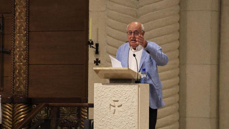 Carlos Manso Díaz-Laviada, responsable del Festival Aéreo, leyendo el pregón en la iglesia de San Julián. | JUAN PLAZA