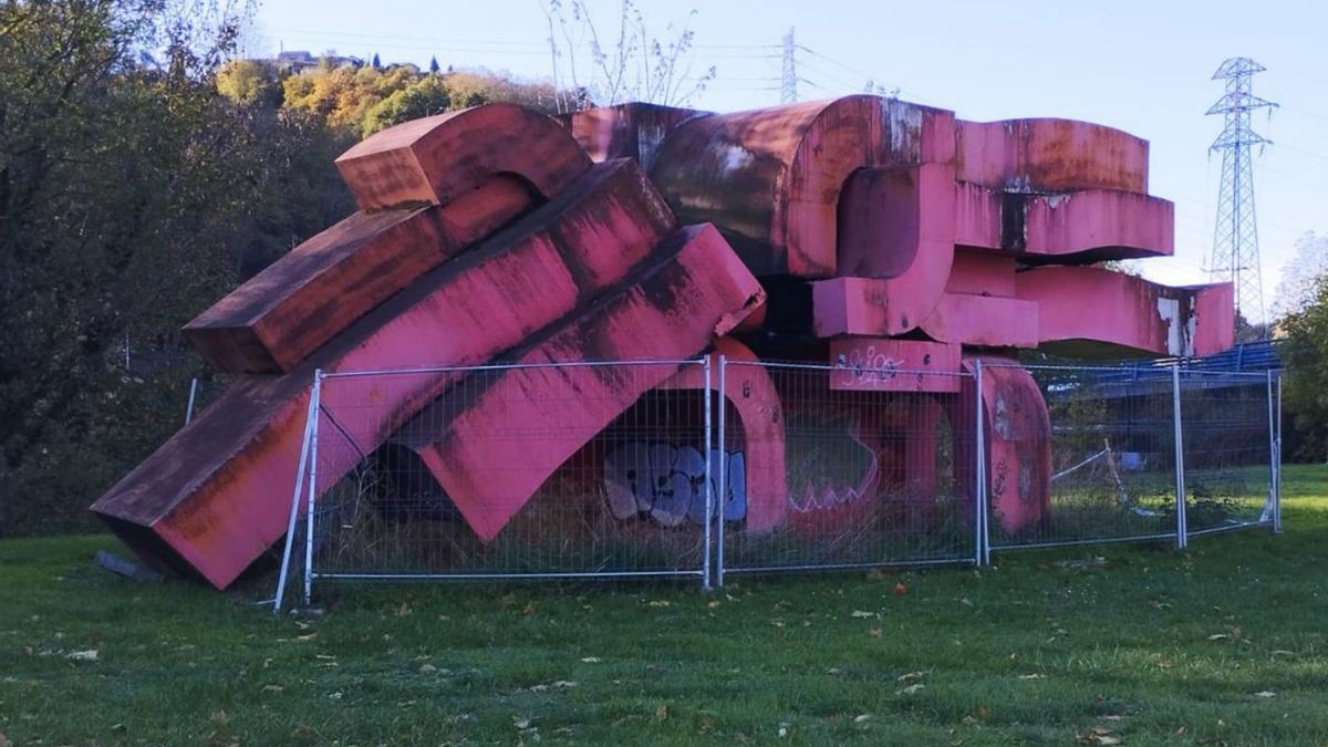 La escultura «Marea Roja», partida en dos.