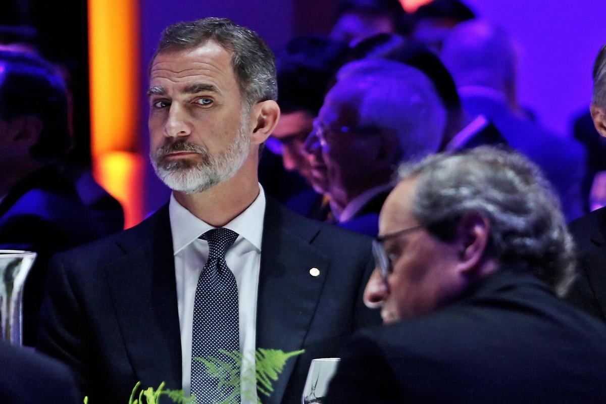 Quim Torra y el rey Felipe VI, sentados a la mesa, en el acto de bienvenida con motivo del Mobile World Congress en el MNAC, el 24 de febrero del 2019.