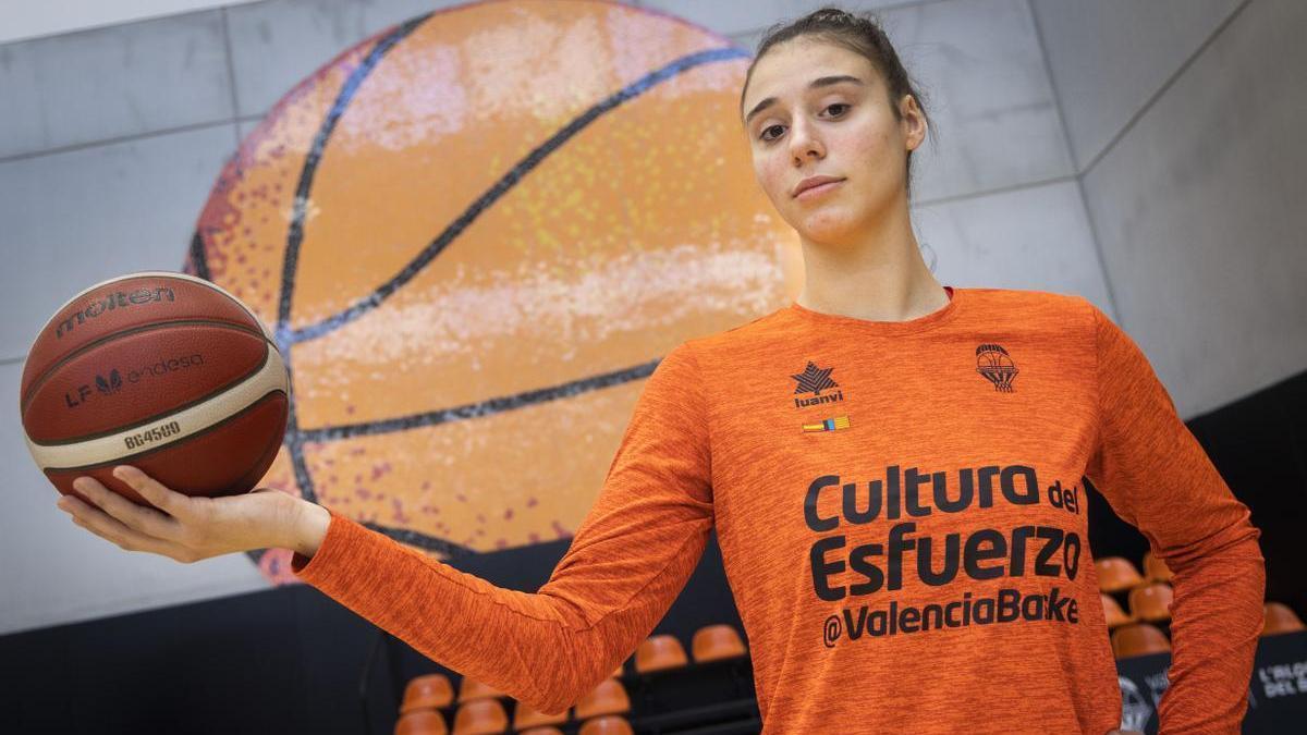 Raquel Carrera, en la pista central de L'Alqueria del Basket
