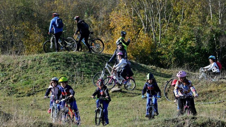 Alumnos en una de las pruebas del circuito de La Cobertoria, ayer, en Lena.