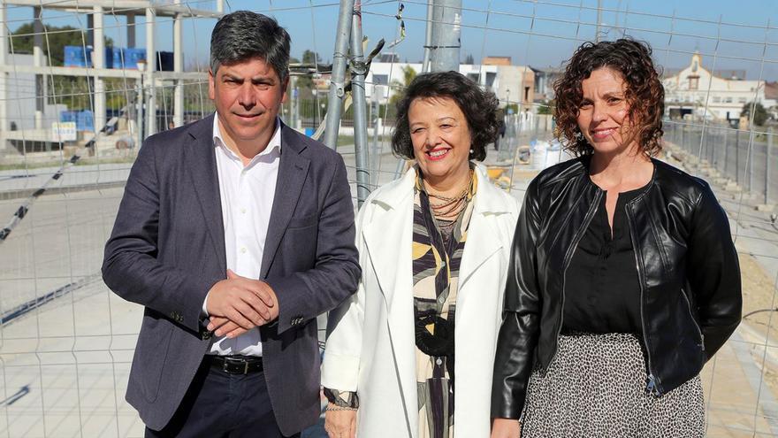 Rafael Llamas, Rafaela Valenzuela y Raquel Casado, este miércoles, en la avenida de Europa, junto a El Parador.