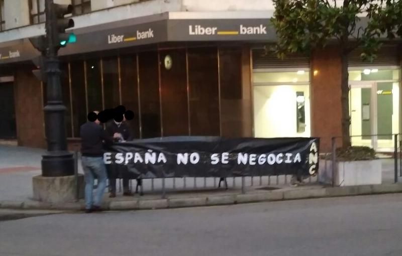 Banderas y mensajes patrióticos en Oviedo