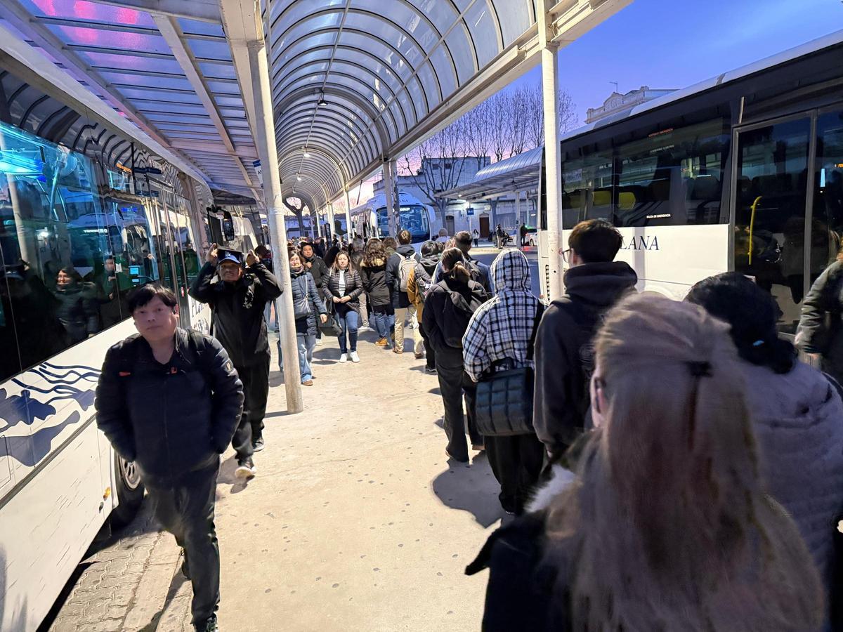Colas en la estación de autobuses de Vilanva i la Geltrú en el primer día de la huelga de Rodalies