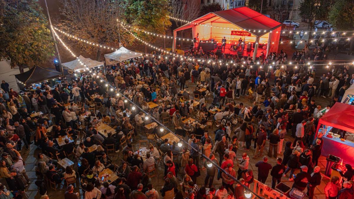 La plaça del Castell de la Bisbal, plena, durant la celebració de Bisbale.