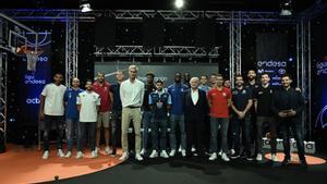 Los jugadores que acudieron a la presentación posan junto al presidente de la ACB, Antonio Martín, y el consejero delegado de Endesa, José Bogas