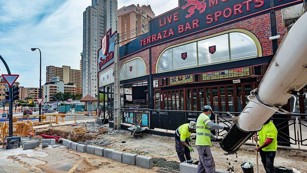 La calle Mallorca en obras, en pleno corazón de la zona inglesa de Benidorm. | DAVID REVENGA