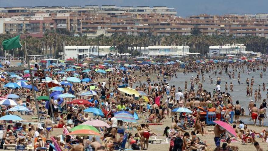 Las playas de València se llenan de bañistas tras una noche de San Juan inédita