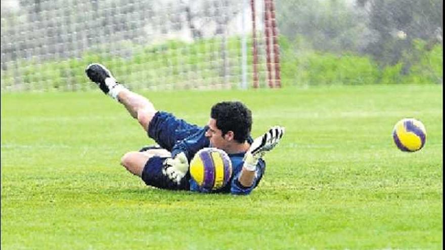 Efrén realiza esta parada en el entrenamiento de ayer en el campo de Fontcalent