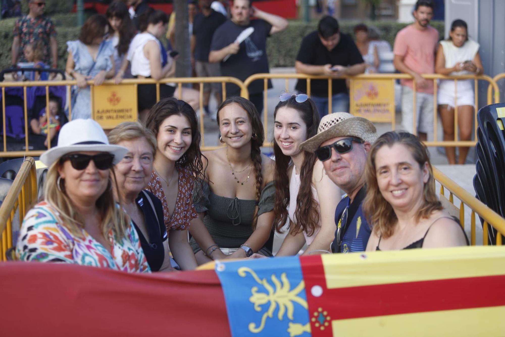 Búscate en los palcos de la Batalla de Flores de València 2022