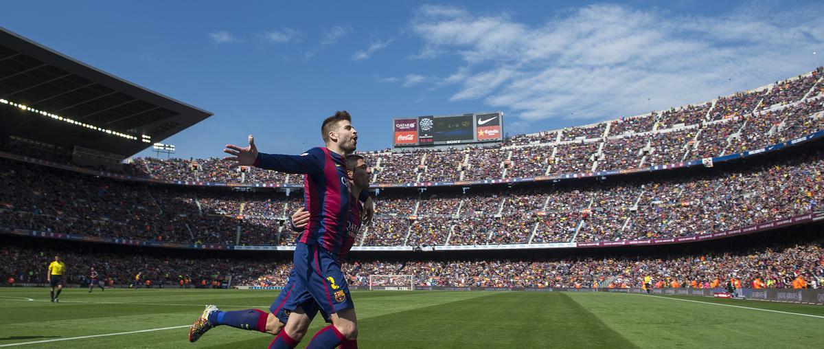 Piqué abrazado a Suarez celebrando el segundo tanto azulgrana en el Camp Nou durante el partido de liga entre el FC Barcelona y el Rayo Vallecano, en marzo de 2015.