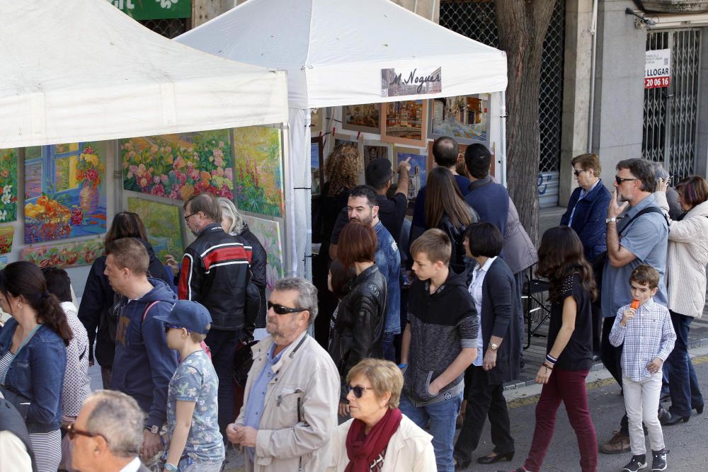 Milers de persones omplen Girona per Tots Sants