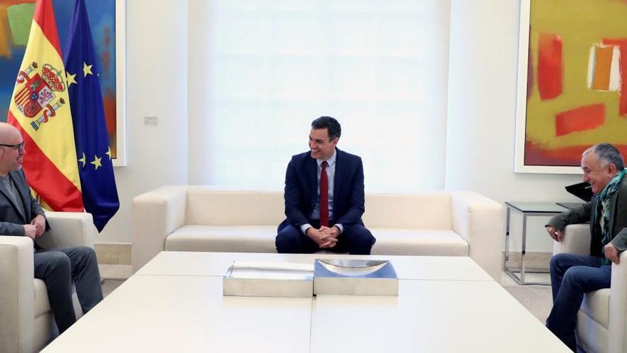 El presidente del Gobierno, Pedro Sánchez (c), recibe a los secretarios generales de UGT, Pepe Álvarez (d), y CCOO, Unai Sordo