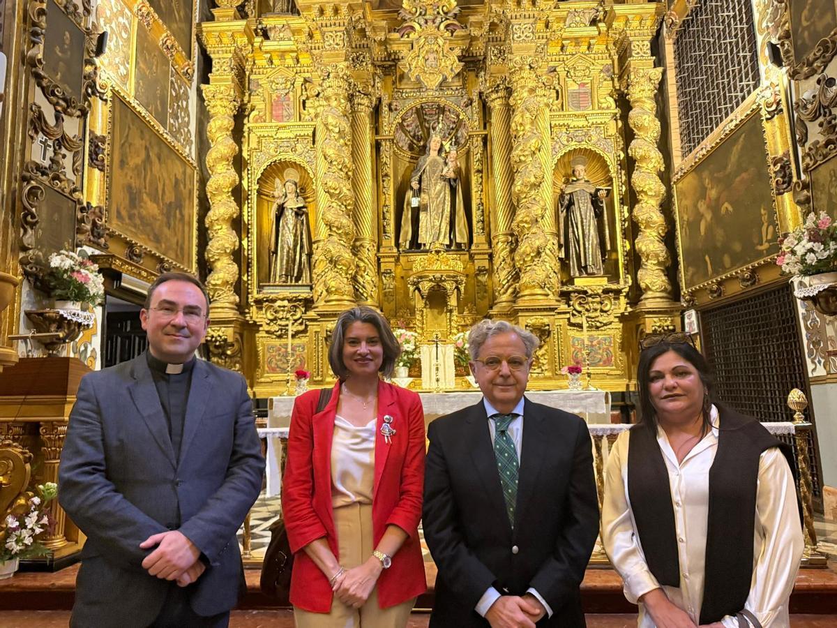 Salvador Fuentes ha estado acompañado por la alcaldesa, Francisca Herrador, en su visita al convento de las carmelitas descalzas de Aguilar.