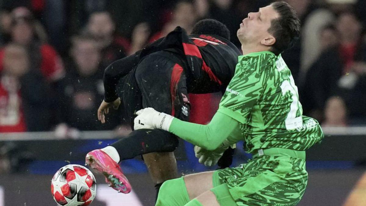 Szczesny xoca amb Balde en l’acció prèvia al 2-1 del Benfica, ahir. | ARMANDO FRANCA / AP Szczesny xoca amb Balde en l’acció prèvia al 2-1 del Benfica, ahir. | ARMANDO FRANCA / AP