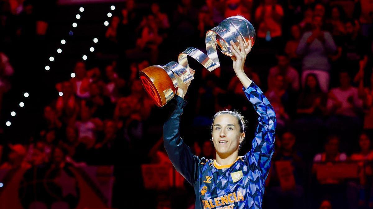Queralt Casas ofrece la Copa de la Reina a la afición.