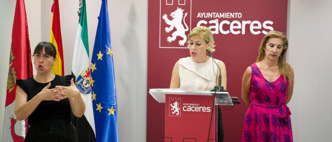 Raquel Preciados junto a la técnico de Turismo, Amparo Fernández, hoy en el ayuntamiento.