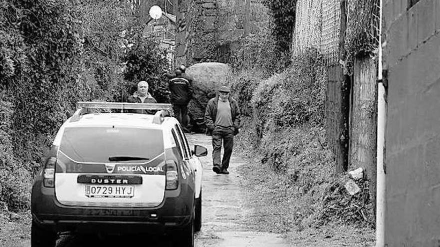 Agentes de policía, en el lugar donde cayó la roca.