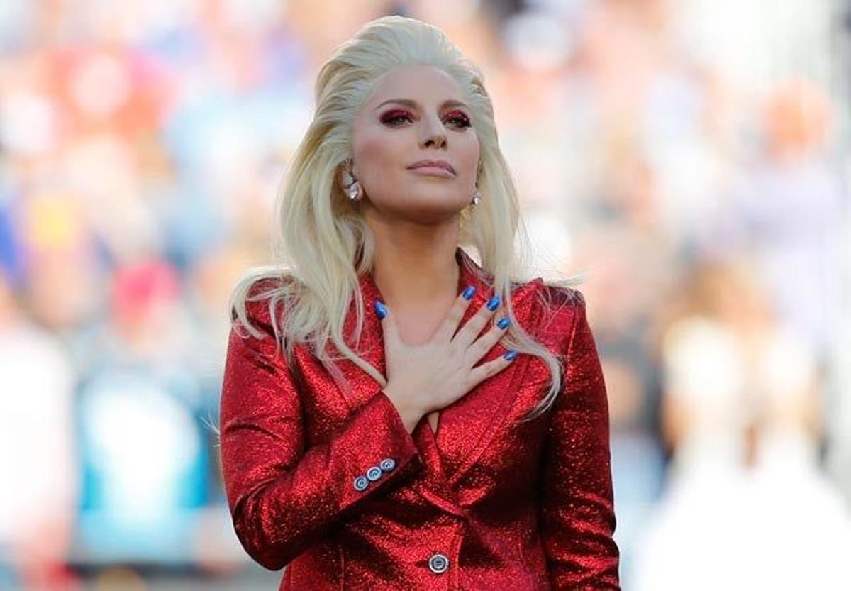 Lady Gaga fue la encargada de interpretar el himno de Estados Unidos en la Super Bowl.