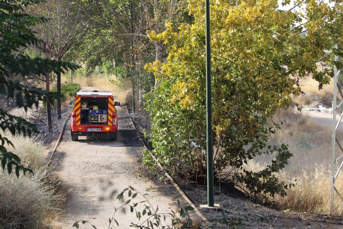 Imagen de la zona afectada por el incendio en el parque del río Rivillas junto a la avenida Manuel Rojas de Badajoz.