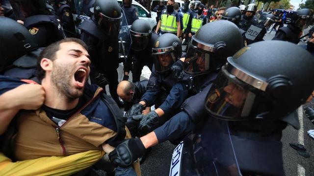 La Policía Nacional carga en la escuela Ramon Llull de Barcelona.
