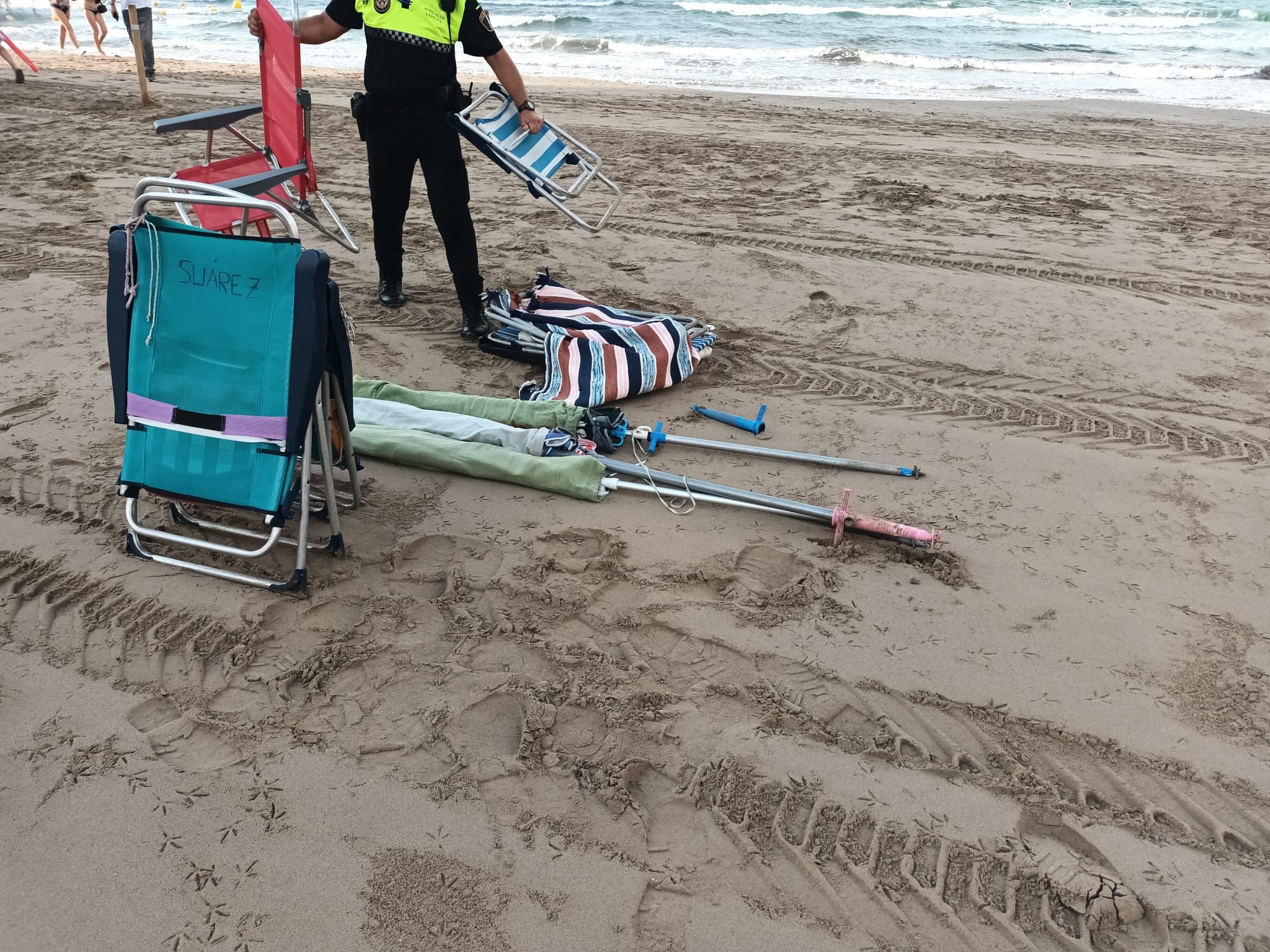 La recogida de enseres en la playa de Orpesa tras el incumplimiento de la ordenanza municipal al reservar los sitios en la primera línea.