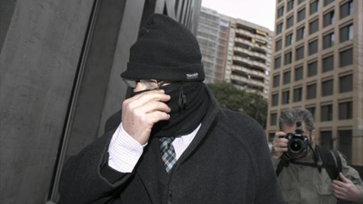 Benítez, a su llegada al Institut de Medicina Legal de Catalunya, ayer.