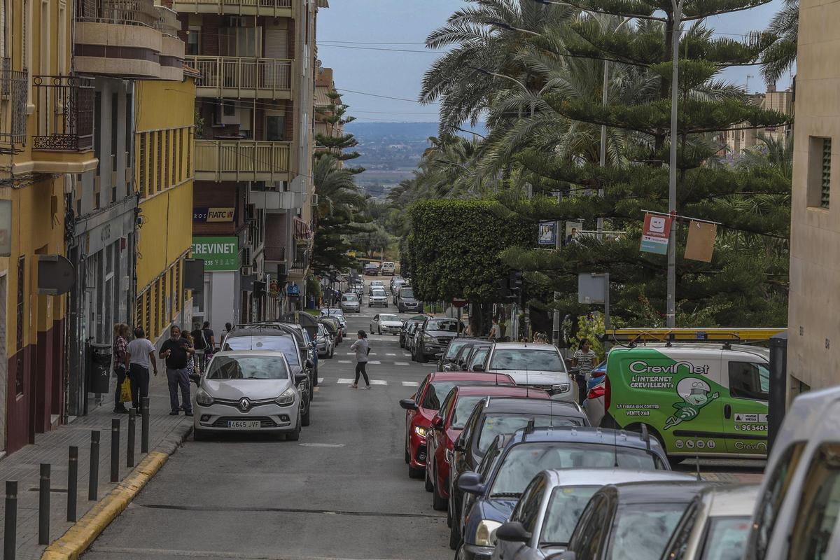 Vehículos junto al Mercado de Abastos de Crevillent