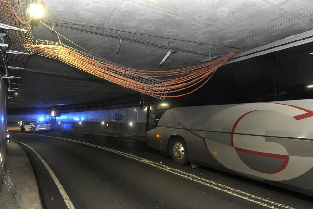 Un autobús escolar, atrapado en el túnel de María