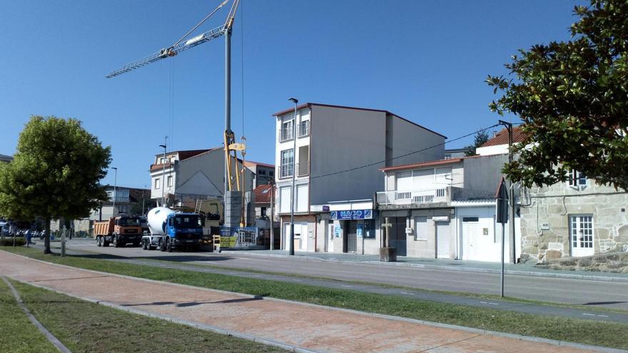 Obras en el solar de O Con, en el frente marítimo de Moaña, en donde se construye un edificio de 14 viviendas.