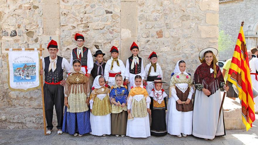 Foto de grupo en la que aparecen todos los menores.