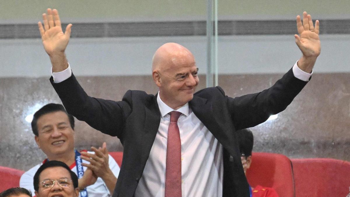 El president de la FIFA, Gianni Infantino, durant un partit a Tailàndia aquesta setmana. | NHAC NGUYEN / AFP