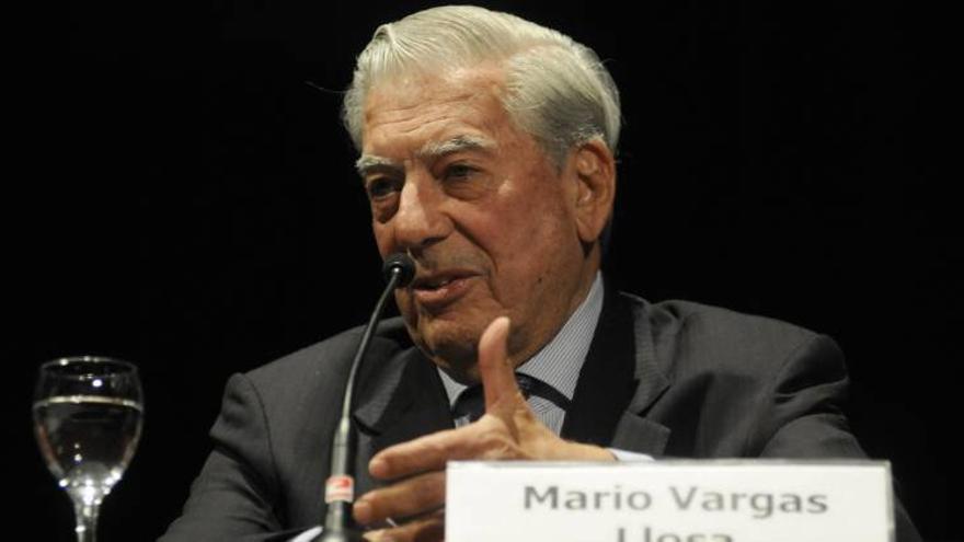 Vargas Llosa carga contra el &quot;populismo&quot; en el foro conservador en Rosario