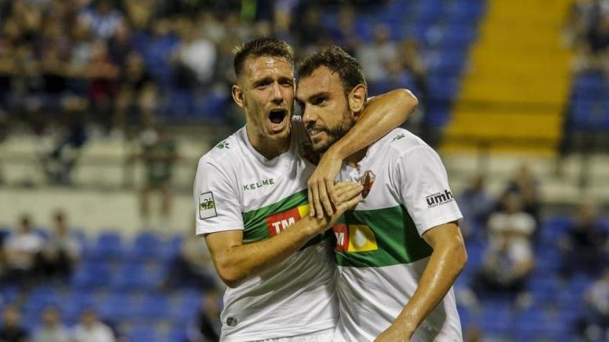 Los jugadores del Elche celebran su gol en el Rico Pérez