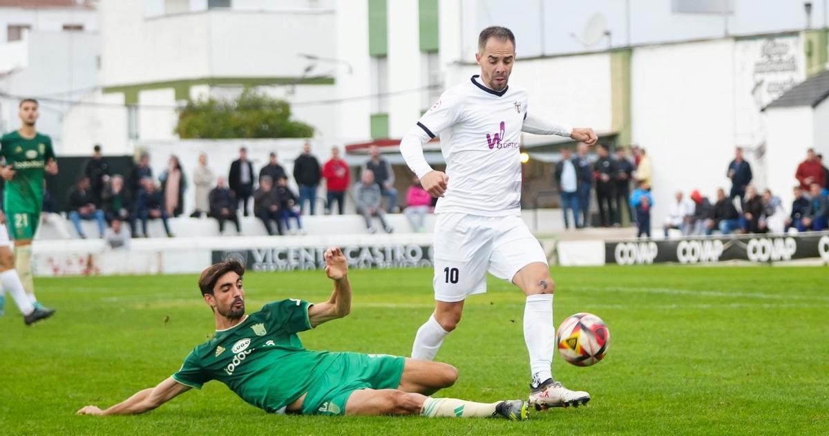 Una jugada del derbi CD Pozoblanco Salerm Puente Genil.