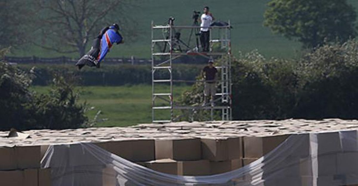 Gary Connery es prepara per aterrar a sobre de les caixes de cartró.