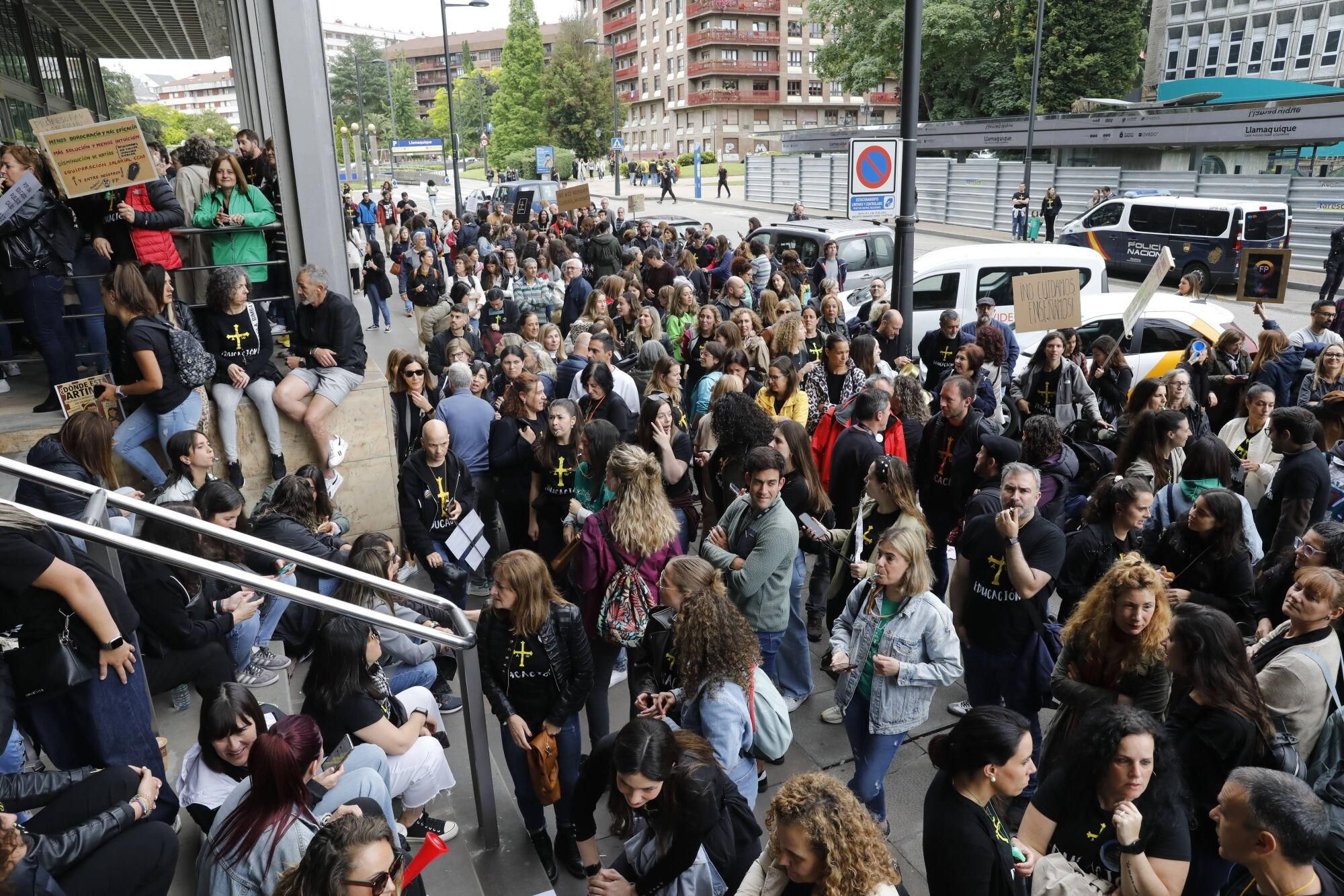 Cientos de profesores se concentran en Oviedo mientras Gobierno y sindicatos negocian.
