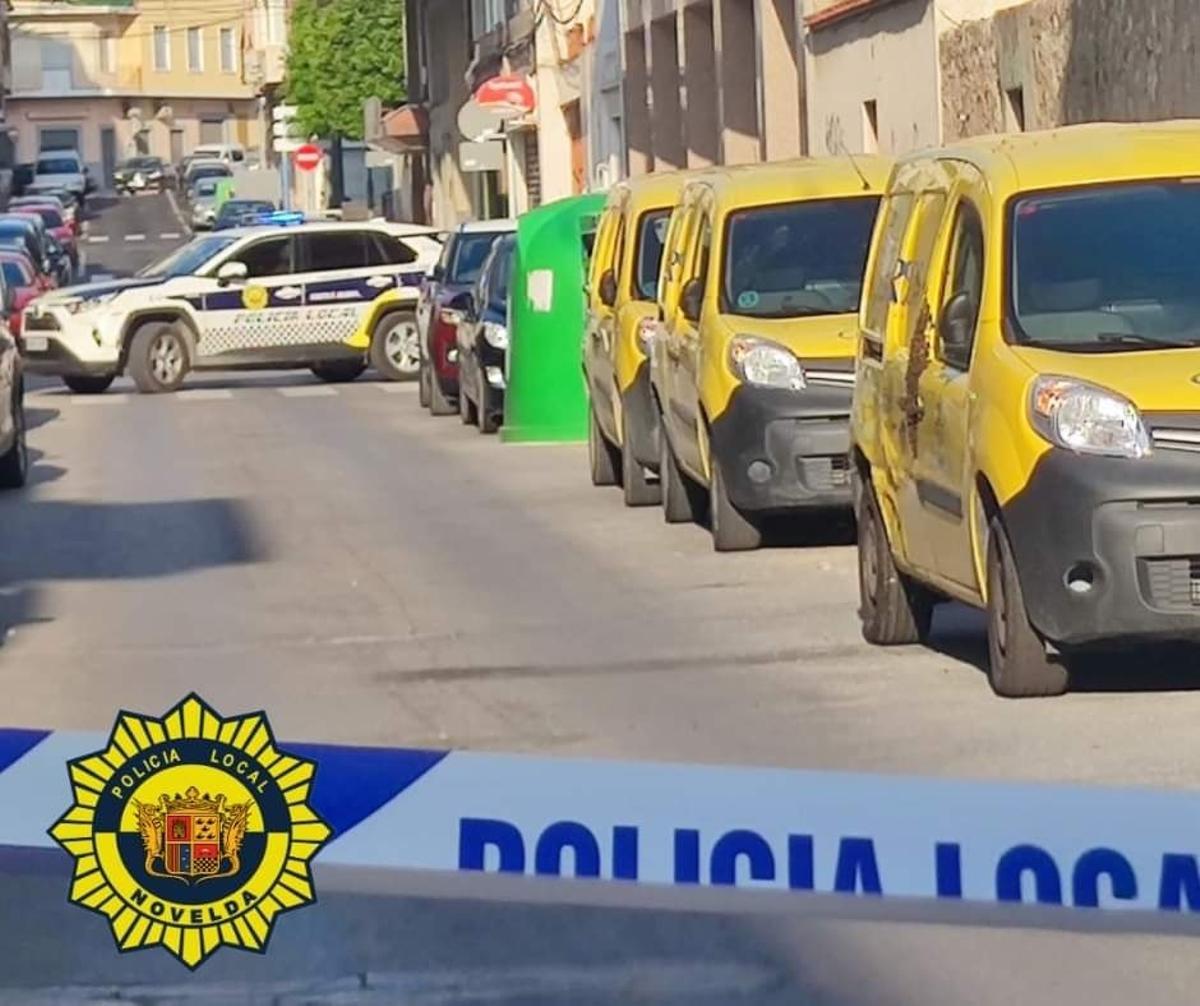 El coche patrulla de la Policía Local de Novelda impidiendo el paso en la zona donde se encontraba el enjambre errante de abejas.