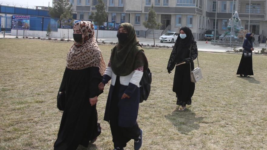 Universitarios afganos se plantan tras el veto de los talibanes a las mujeres