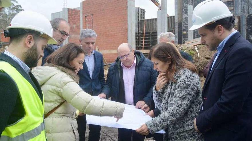 La conselleira Beatriz Mato, ayer, visitando las obras en Carballedo con Caballero y Cubela. // Rafa Vázquez