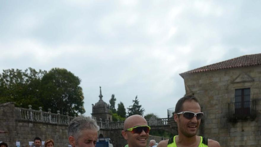 Participantes en la carrera de ayer de Cambados. // Noé Parga