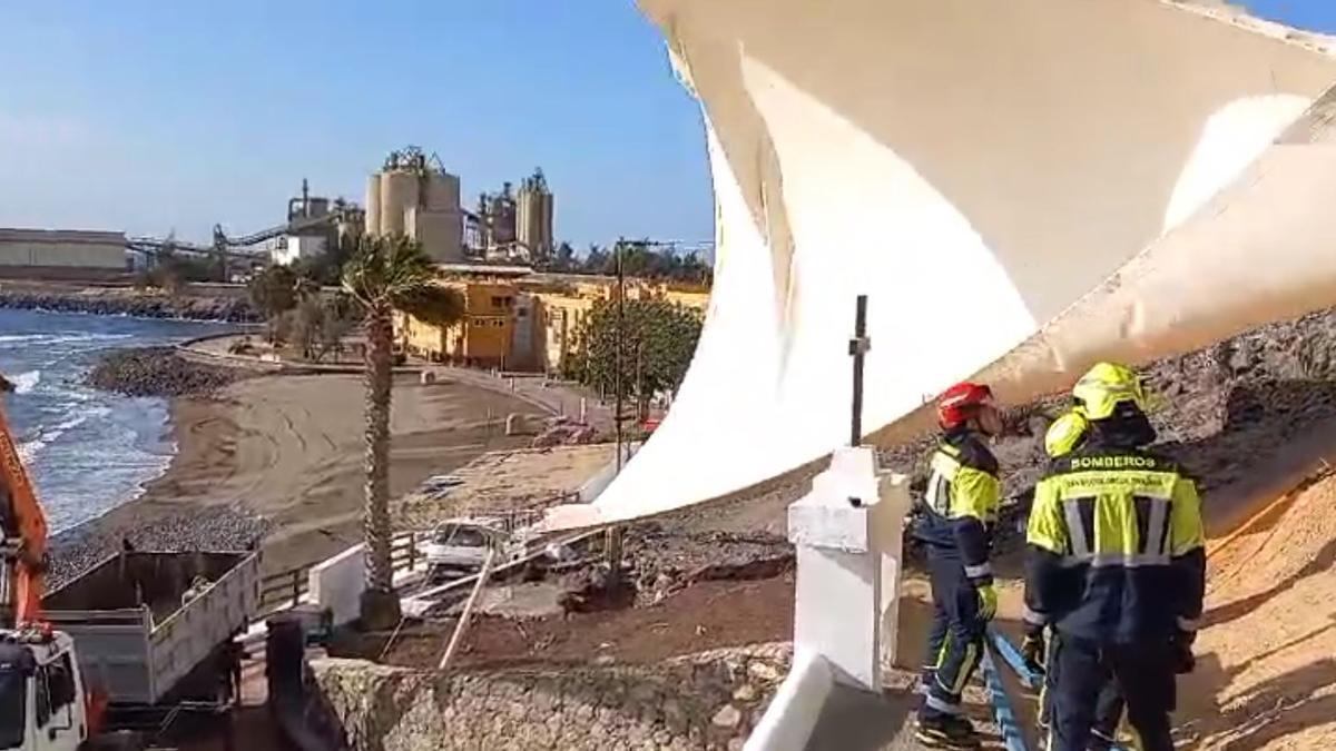 El viento se lleva por delante un toldo en Santa Águeda.