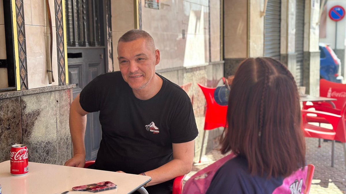 [Vídeo] Un paseo por la calle más querida de Torreblanca que lucha contra los estigmas y los apagones