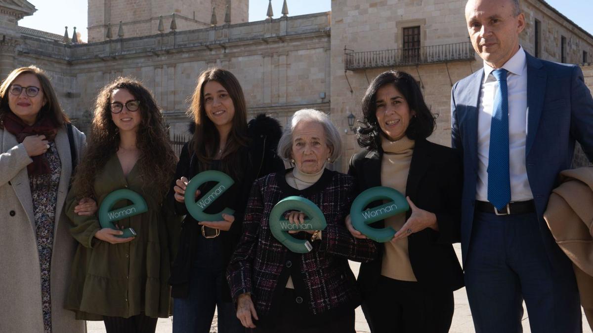 Marisol López y Carlos Zardaín flanquean a las ganadoras Sandra López, Cristina Tuda, Paula Fernández y Paula Echenique. | Jose Luis Fernández