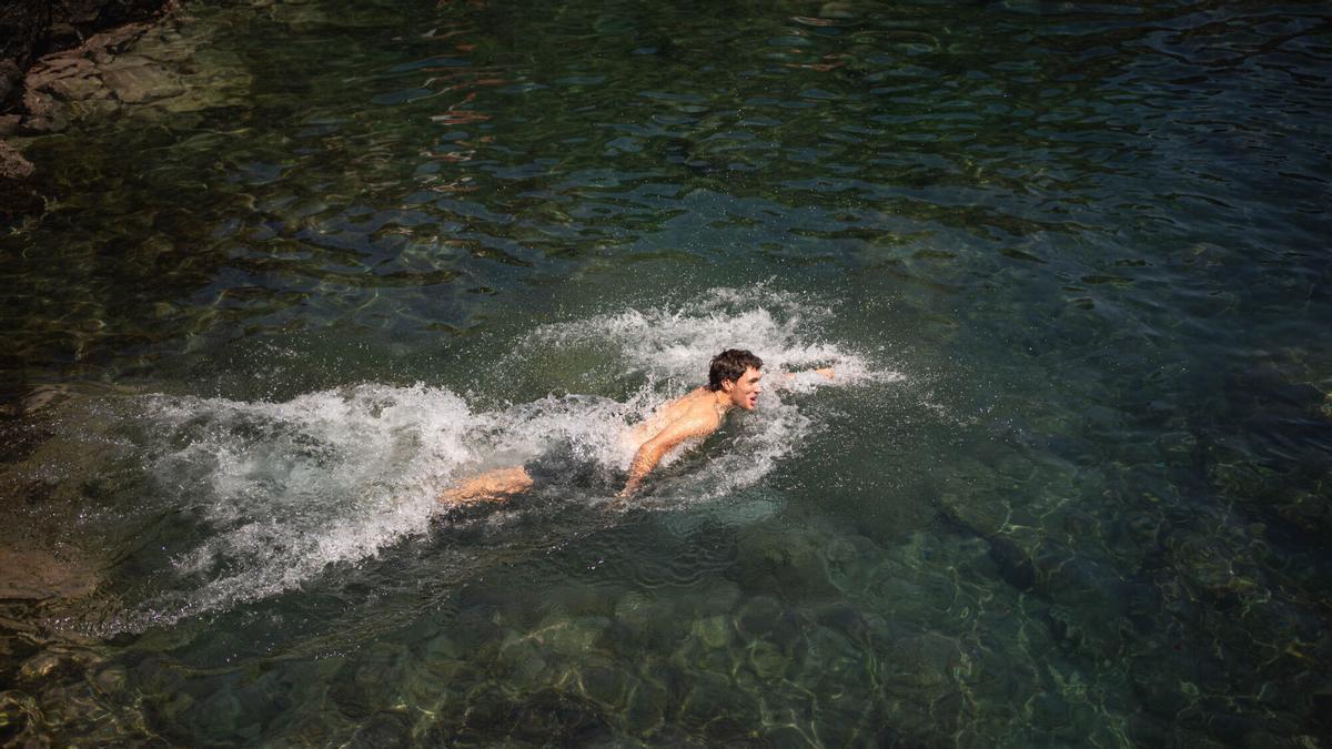 Un joven se refresca en el mar en Tenerife.