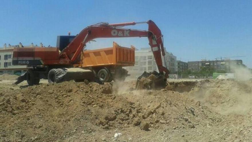 La excavadora entró ayer en el terreno de El Palmar.
